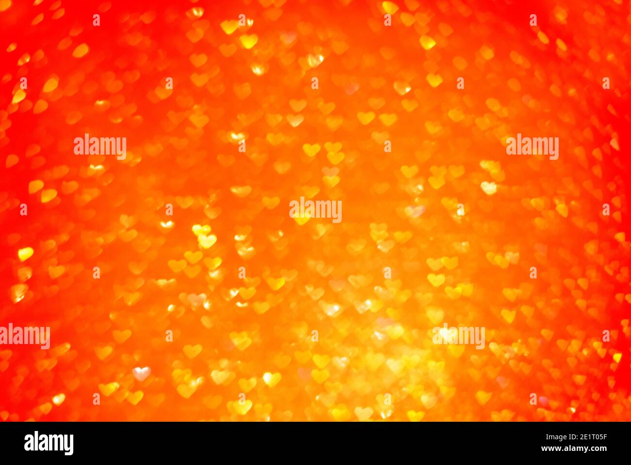 Flou flou flou flou arrière-plan bokeh. Texture de coeurs orange rouges. Préparation d'une carte de vœux pour les fêtes. Saint-Valentin abstrait, amour festif Banque D'Images