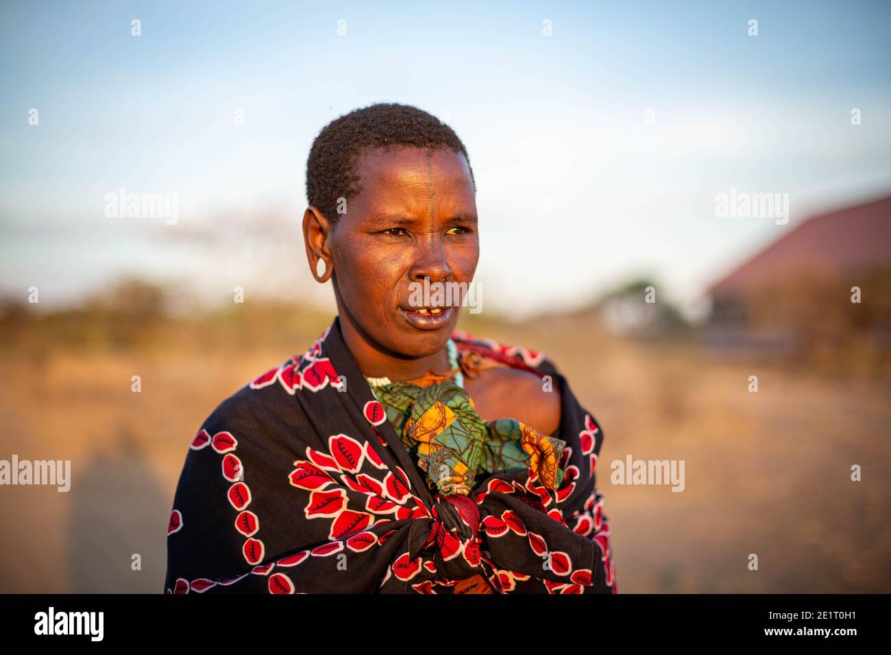 Femme d'âge moyen de Datoga dans ses vêtements traditionnels Banque D'Images