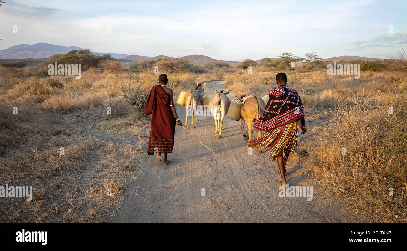 Datoga femmes de chercher de l'eau pour le village le plus proche puits Banque D'Images