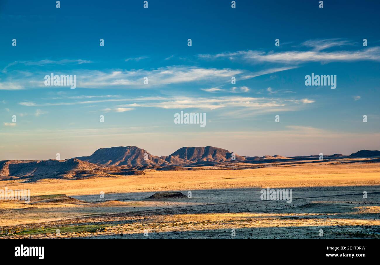 La chaîne de montagnes distante de Haystacks dans le désert de Chihuahuan, vue au coucher du soleil depuis le point de vue du parc national de Davis Mountains, Texas, États-Unis Banque D'Images