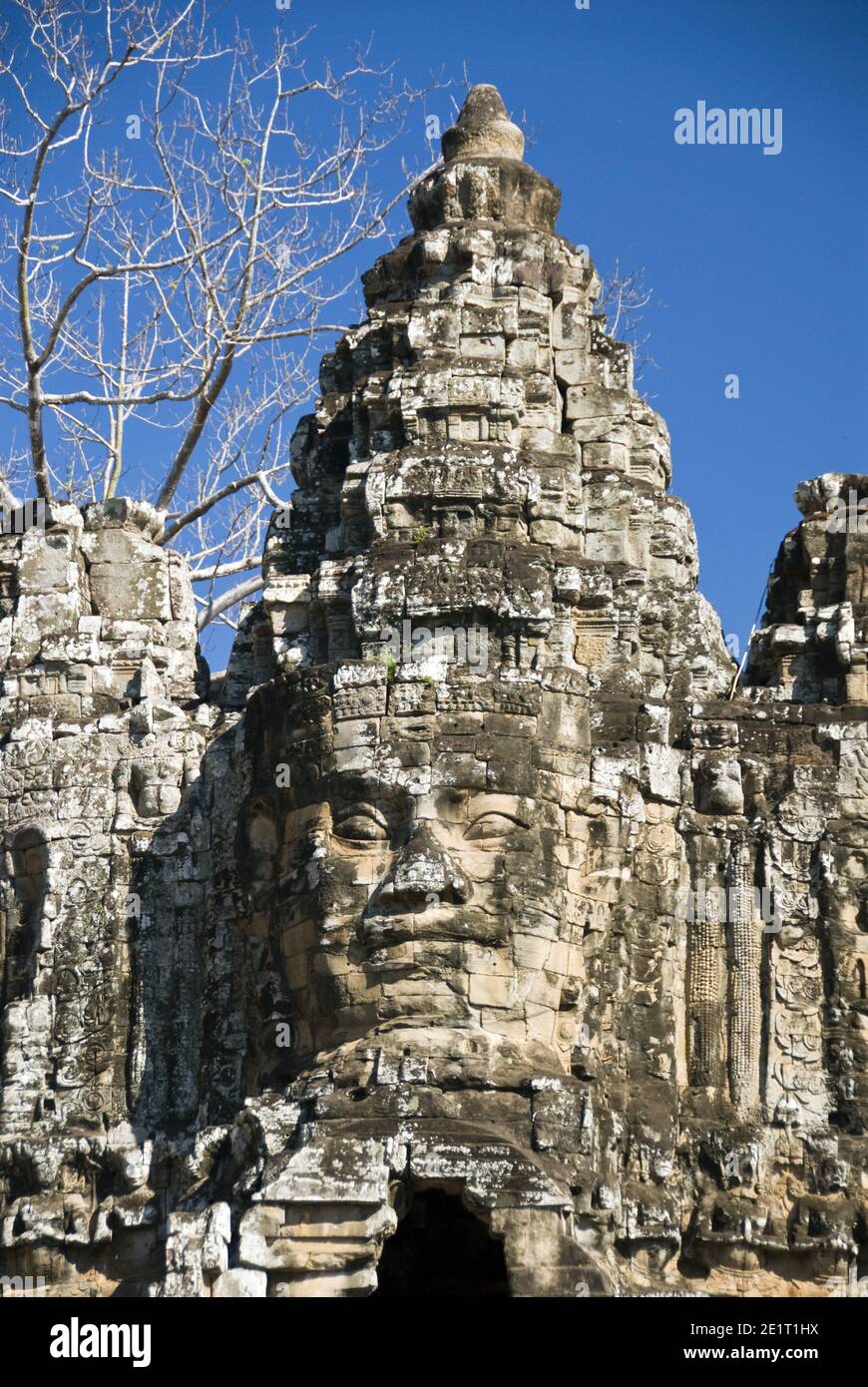 Une face en pierre sculptée au-dessus de la porte sud d'Angkor Thom, la dernière et la plus durable capitale de l'empire khmer, le Cambodge. Banque D'Images