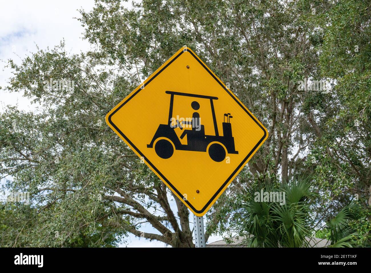 Panneau de traversée de voiturette de golf dans la Floride tropicale Banque D'Images