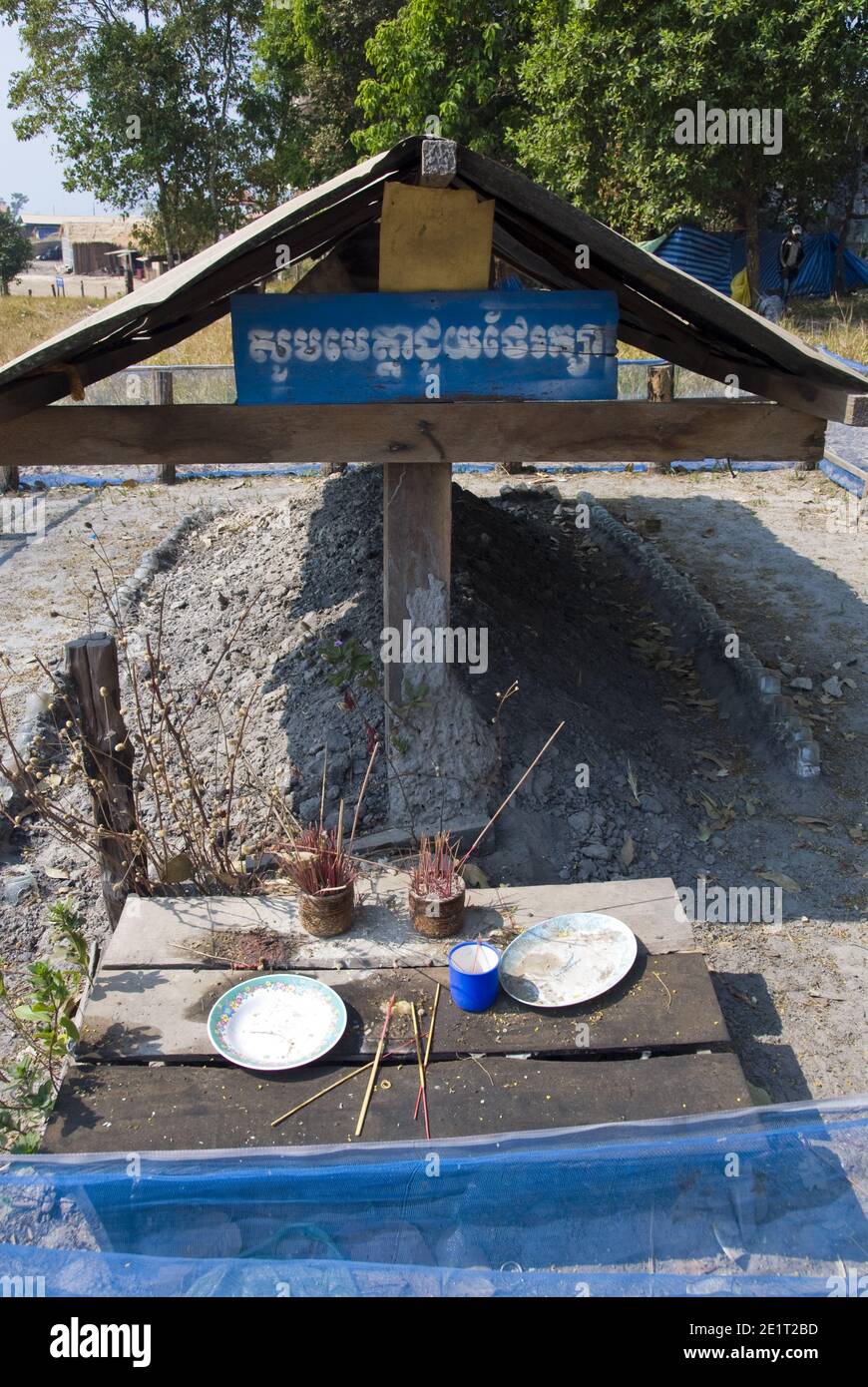 Des assiettes contiennent des offrandes et des bâtonnets d'encens à la tombe du dictateur cambodgien Pol Pot, chef des Khmers rouges de 1963 à 1998 à Anlong Veng, au Cambodge. Banque D'Images