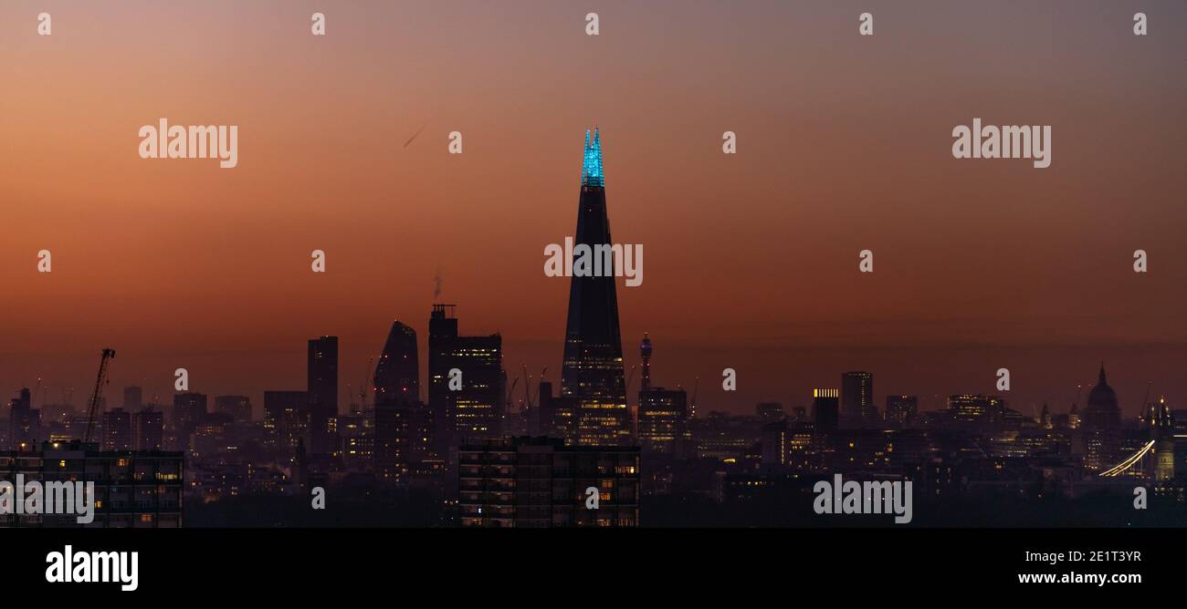 Londres, Royaume-Uni. 9 janvier 2021. Coronavirus : le bâtiment de Shard Skyscraper reste illuminé en bleu au crépuscule en hommage à tous les « héros » du NHS, y compris les médecins, les infirmières, les femmes de ménage et les autres membres du personnel de santé sur la ligne de front de la bataille contre le coronavirus lors du troisième confinement. Credit: Guy Corbishley/Alamy Live News Banque D'Images