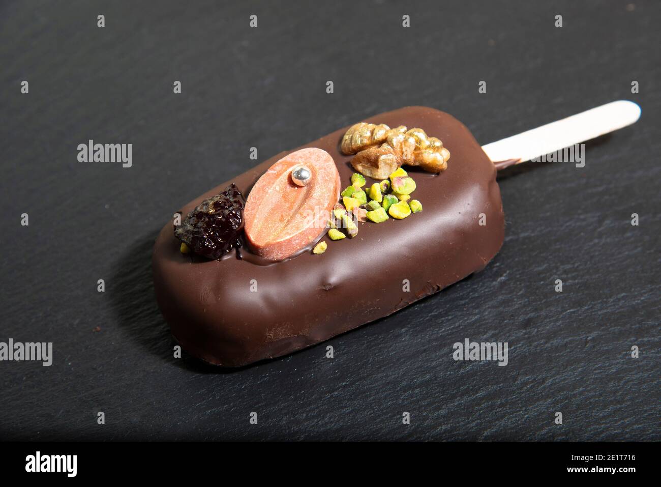 Gâteau au chocolat avec noix et fruits secs. Le concept de bonbons sains Banque D'Images