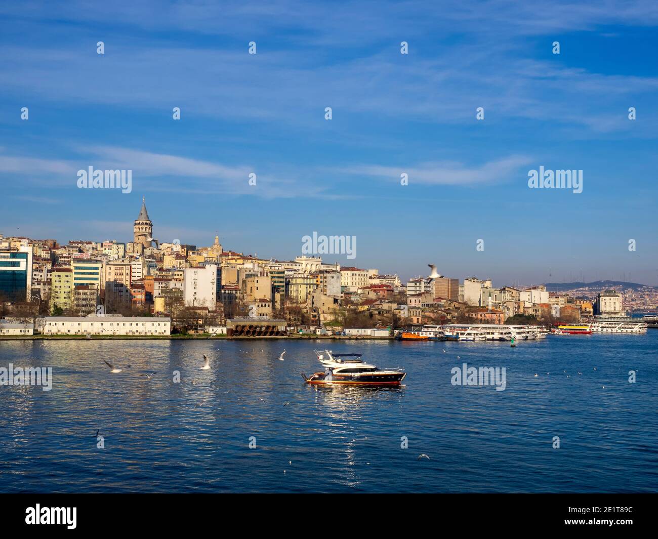 Vue sur Karakoy, la Tour de Galata et la Corne d'Or depuis la côte d'Eminonu à Istanbul, Turquie Banque D'Images