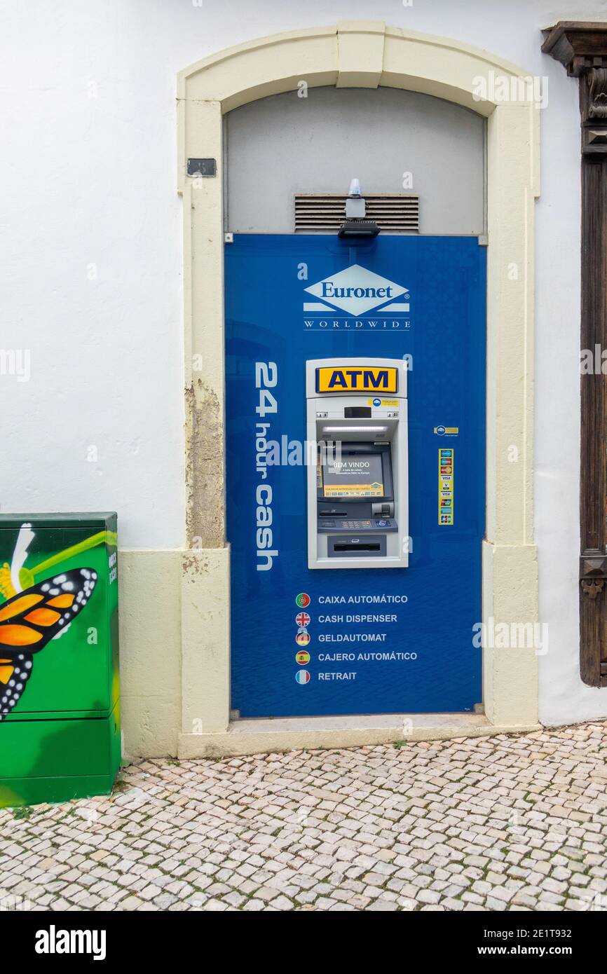 Un distributeur automatique de billets Euronet dans une ancienne porte à l'extérieur Dans le centre ville de Silves, l'Algarve Portugal Banque D'Images