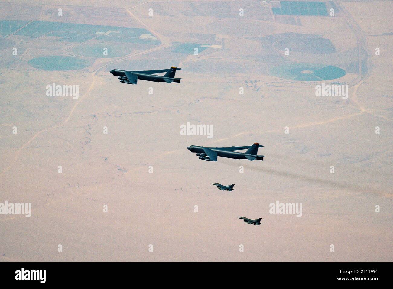 Arabie Saoudite, Arabie Saoudite. 09e janvier 2021. Les bombardiers stratégiques B-52 de la US Air Force sont escortés par les F-16 de la US Air Force qui combattent les avions de combat Falcon alors qu'ils survolent l'espace aérien saoudien le 7 janvier 2021 en Arabie Saoudite. Le bombardier et l'escorte sont des missions de démonstration de force en tant que message à l'Iran. Credit: Planetpix/Alamy Live News Banque D'Images