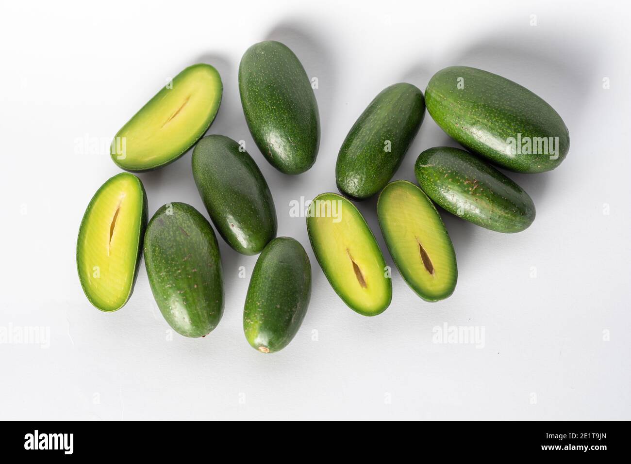 Les avocats à cocktail sont des avocats en-cas sans pierre à la texture crémeuse et douce et à la peau comestible. Banque D'Images
