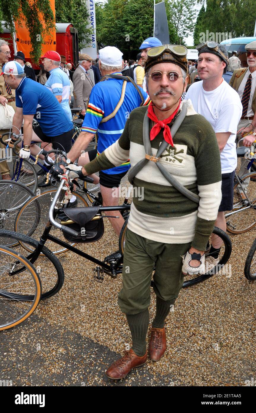 Visiteur du Goodwood Revival, Royaume-Uni, vêtu d'une tenue de cyclisme d'époque. Tenue de course rétro Banque D'Images