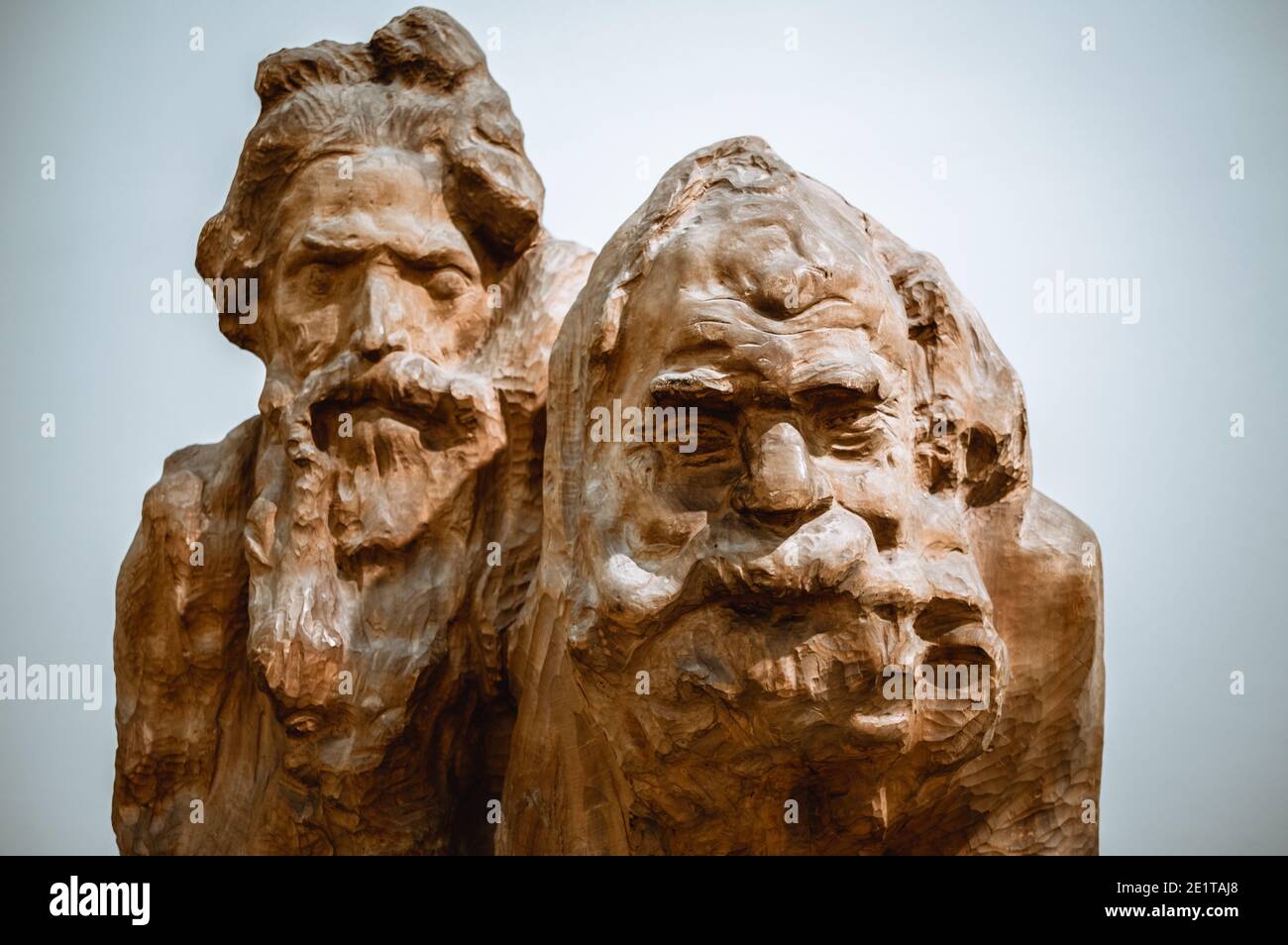Le Musée russe d'État. Buste en bois d'hommes barbus anciens sur fond blanc Banque D'Images