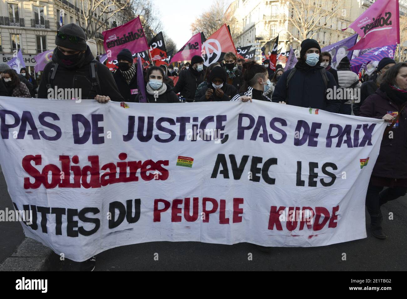 Paris, France. 09e janvier 2021. Marche blanche en hommage à Sakine Cansiz, Fidan Dogan et Leyla Soylemez, trois militantes kurdes assassinées à Paris, en janvier 2013, à Paris, en France, le 09 janvier 2021. Les manifestants dénoncent l'impunité pour ces crimes et leur parrain, disent le président turc Erdogan. Photo de Georges Darmon/avenir Pictures/ABACAPRESS.COM crédit: Abaca Press/Alay Live News Banque D'Images