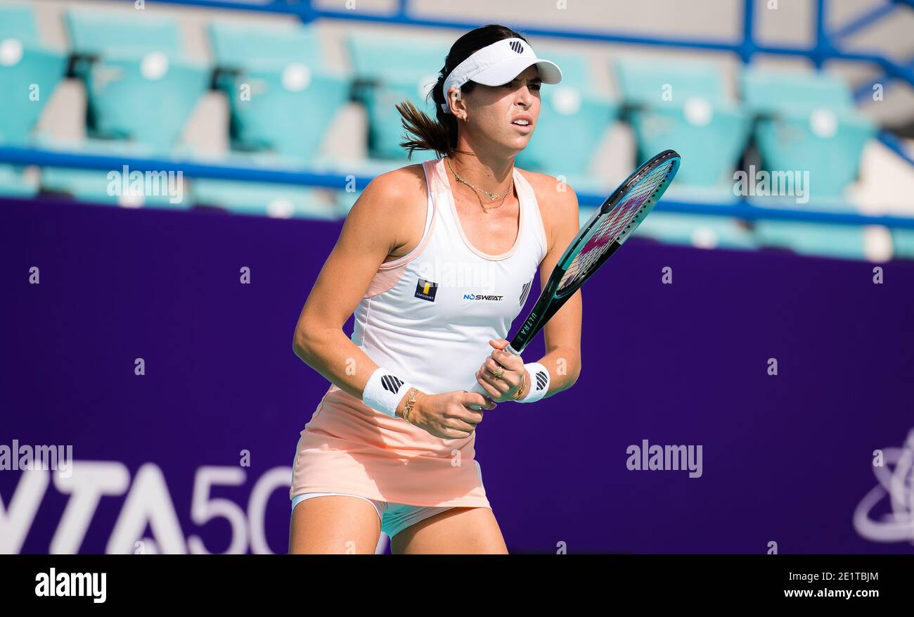 Ajla Tomljanovic de l'Australie en action contre Aryna Sabalenka du Bélarus  lors du deuxième tour du tournoi de tennis féminin Open WTA 500 d'Abu Dhabi  8 le 2021 janvier 2021 à Abu