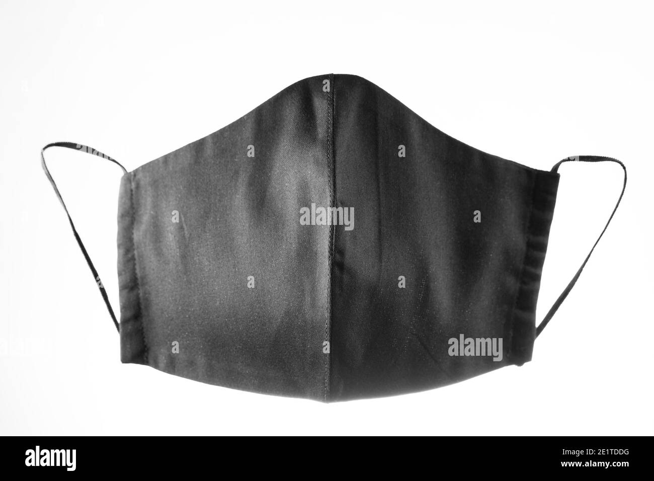 Masque de protection du visage sur fond blanc. Masque noir réutilisable. Masque antivirus en coton noir. Isolé Banque D'Images