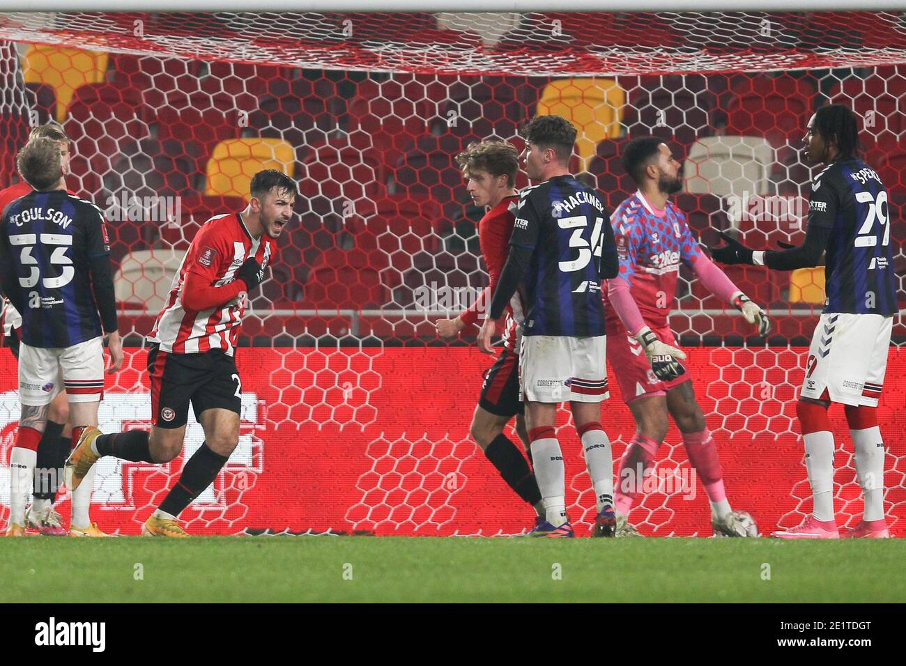 Londres, Royaume-Uni. 09e janvier 2021. Halil Dervisoglu de Brentford marque le but d'ouverture pour le faire 1-0 et célèbre lors du match de la 3e ronde de la coupe FA entre Brentford et Middlesbrough au stade communautaire de Brentford, Londres, Angleterre, le 9 janvier 2021. Photo de Ken Sparks. Utilisation éditoriale uniquement, licence requise pour une utilisation commerciale. Aucune utilisation dans les Paris, les jeux ou les publications d'un seul club/ligue/joueur. Crédit : UK Sports pics Ltd/Alay Live News Banque D'Images