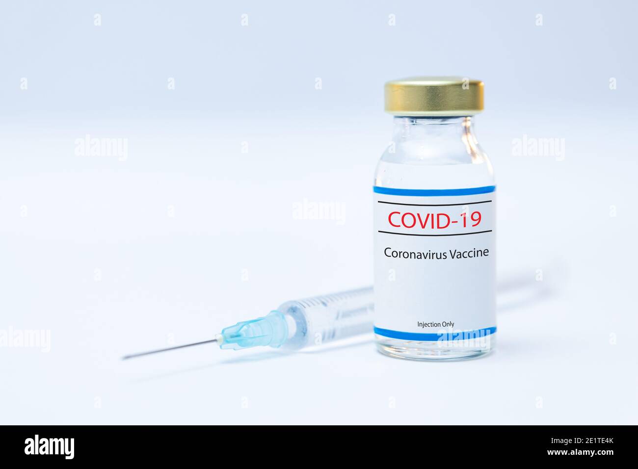 Flacon de vaccin contre le coronavirus avec fond de seringue Banque D'Images