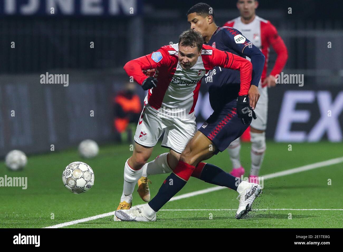 EMMEN, PAYS-BAS - JANVIER 9: G-R: Simon Tibbling du FC Emmen, Jayden Oosterwolde du FC Twente pendant le match néerlandais Eredivisiie entre le FC Emmen et le FC Twente à de Oude Meerdijk le 9 janvier 2021 à Emmen, pays-Bas (photo de Pieter van der Woude/BSR Agencyjk) nouvelles Orange Picturesamy Live Banque D'Images