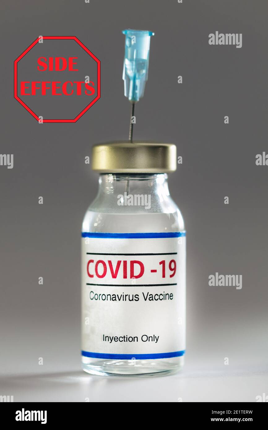 Flacon de vaccin contre le coronavirus avec aiguille à l'intérieur et un signe d'avertissement d'effets secondaires, isolé Banque D'Images