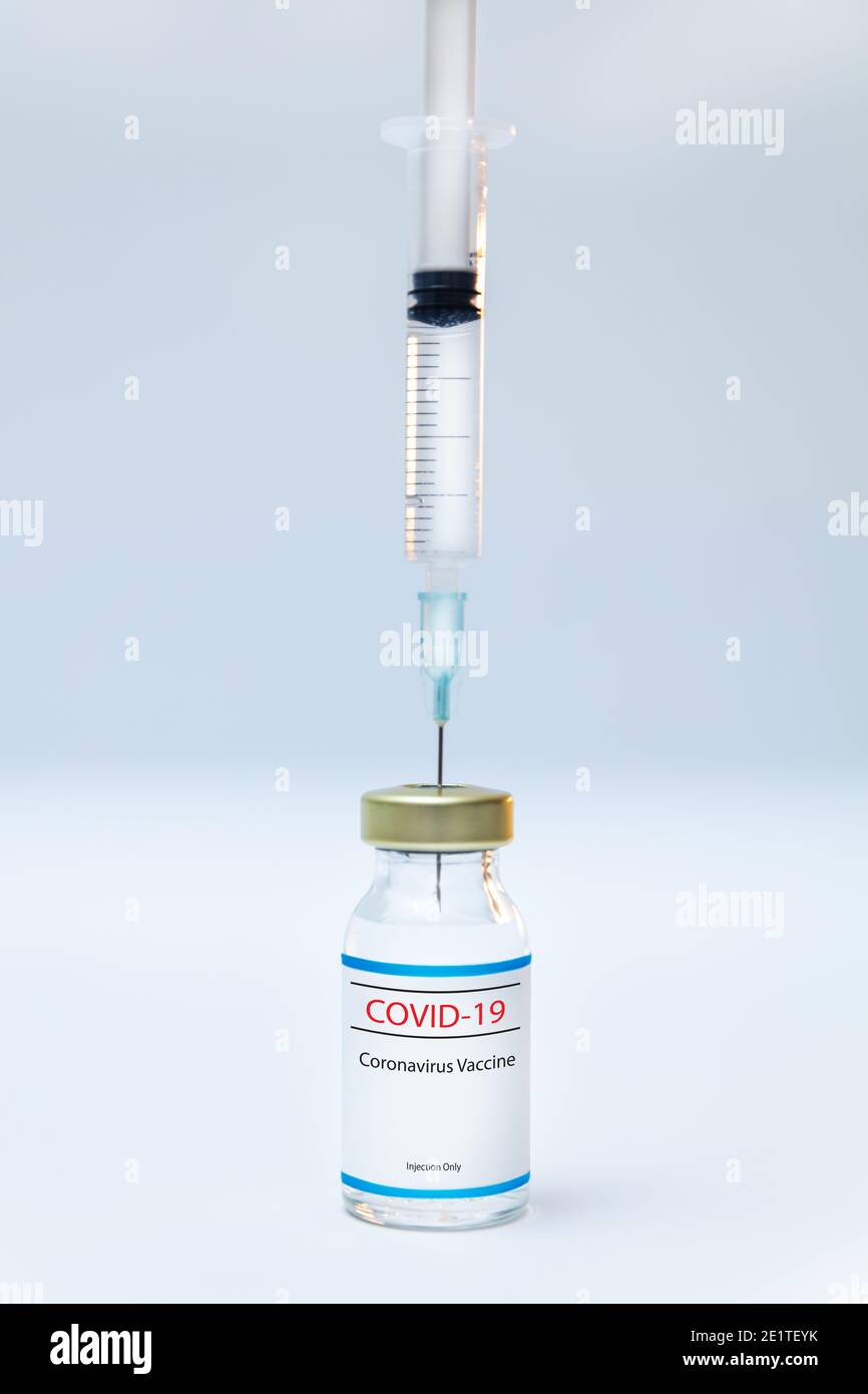 Flacon de vaccin contre le coronavirus avec seringue d'injection isolée Banque D'Images