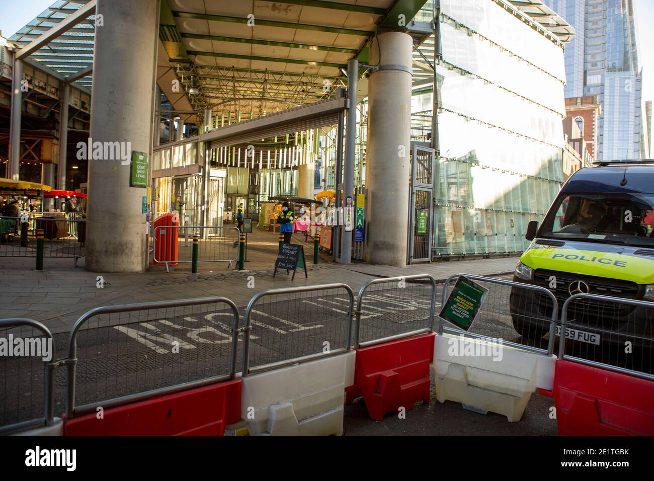 Londres, Royaume-Uni. 9 janvier 2021. Vue sur un marché borough semi-déserté avec les officiers de sécurité et la camionnette de police garés. Crédit : Pietro Recchia/SOPA Images/ZUMA Wire/Alay Live News Banque D'Images