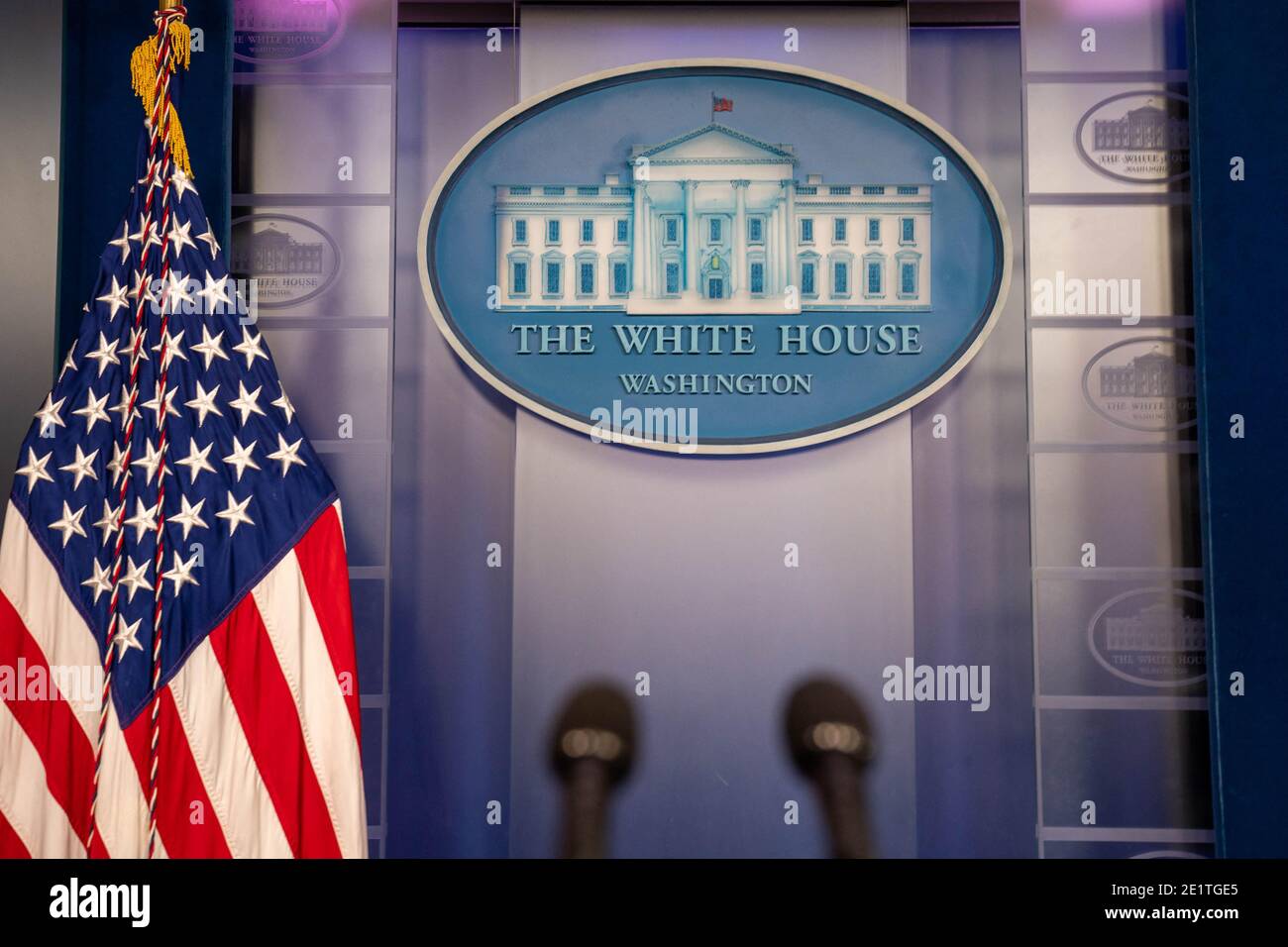 Le célèbre logo de la Maison-Blanche est visible derrière le podium du secrétaire de presse dans la salle de presse James Brady de la Maison-Blanche le 9 janvier 2021 à Washington DC. Hier, Trump a tweeté, «à tous ceux qui ont demandé, je ne serai pas à l'inauguration le 20 janvier. Son compte Twitter est également suspendu de façon permanente. Photo de Ken Cedeno/Pool/ABACAPRESS.COM Banque D'Images