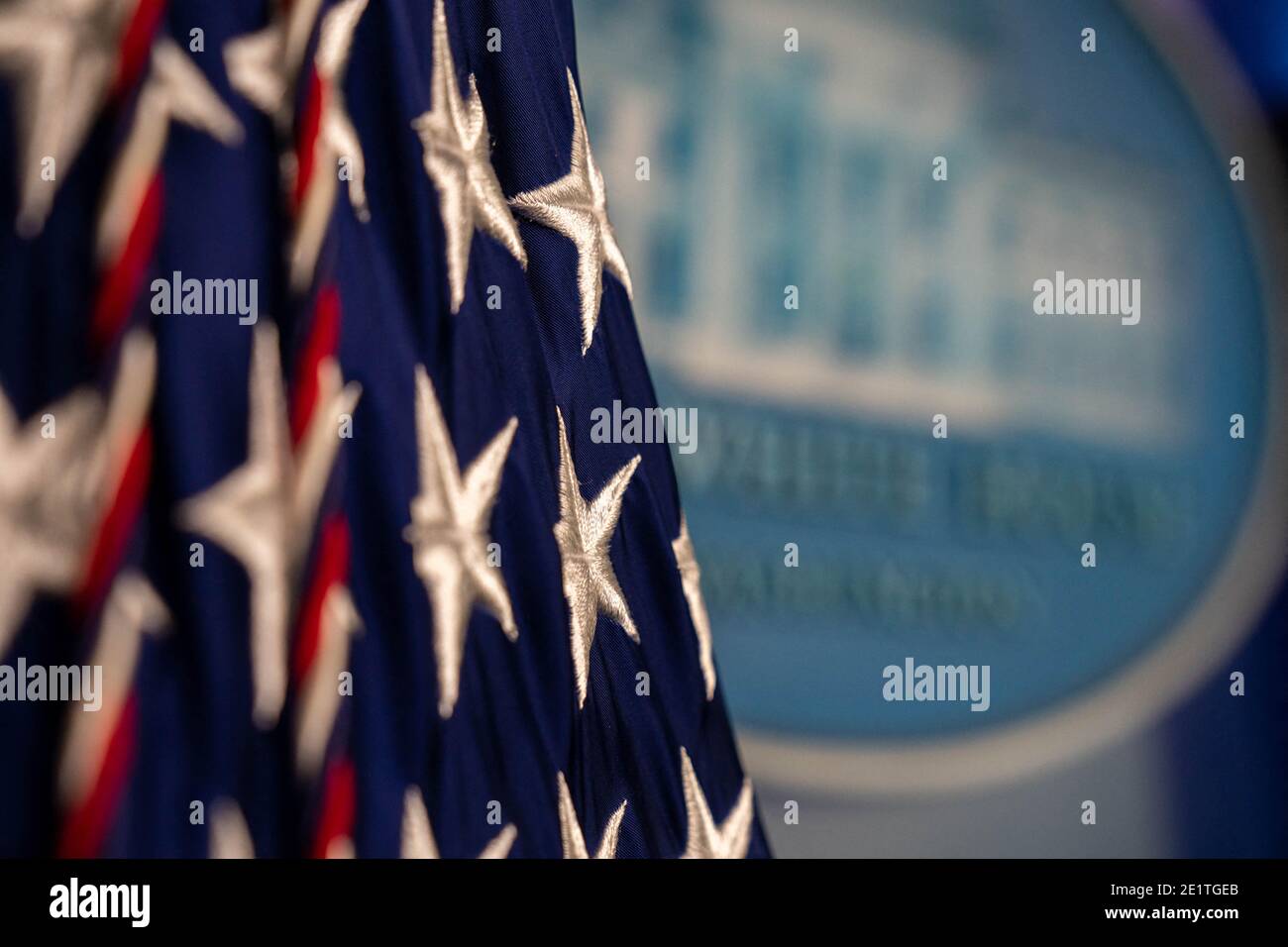 Le drapeau américain est visible près du célèbre logo de la Maison-Blanche, derrière le podium du secrétaire de presse, dans la salle d'information de presse James Brady de la Maison-Blanche le 9 janvier 2021 à Washington DC. Hier, Trump a tweeté, «à tous ceux qui ont demandé, je ne serai pas à l'inauguration le 20 janvier. Son compte Twitter est également suspendu de façon permanente. Photo de Ken Cedeno/Pool/ABACAPRESS.COM Banque D'Images