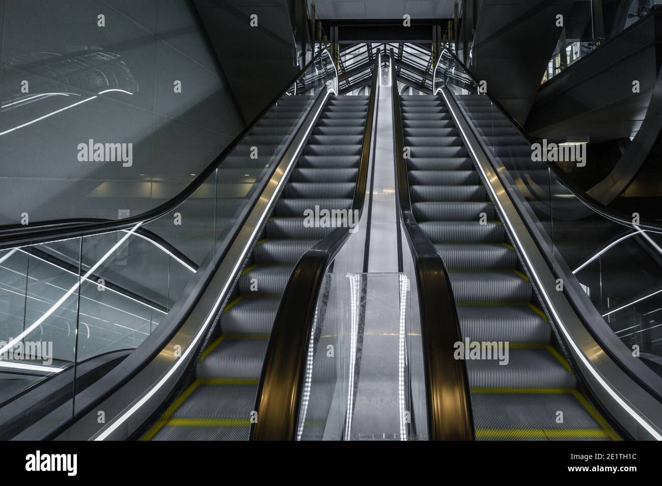 Personne ne se trouve sur l'escalier mécanique car Londres reste verrouillée. Banque D'Images