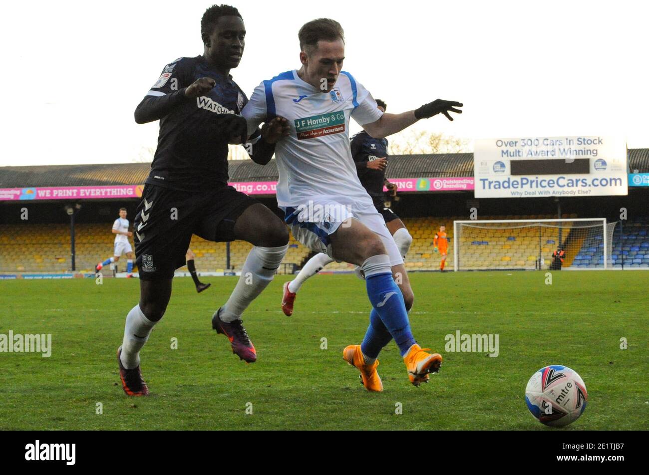 Les barrows Josh Kay et Southends Elvis Batomono se réunissent lors du match Sky Bet League 2 entre Southend United et Barrow à Roots Hall, Southend, le samedi 9 janvier 2021. (Credit: Ben Pooley | MI News) Credit: MI News & Sport /Alay Live News Banque D'Images