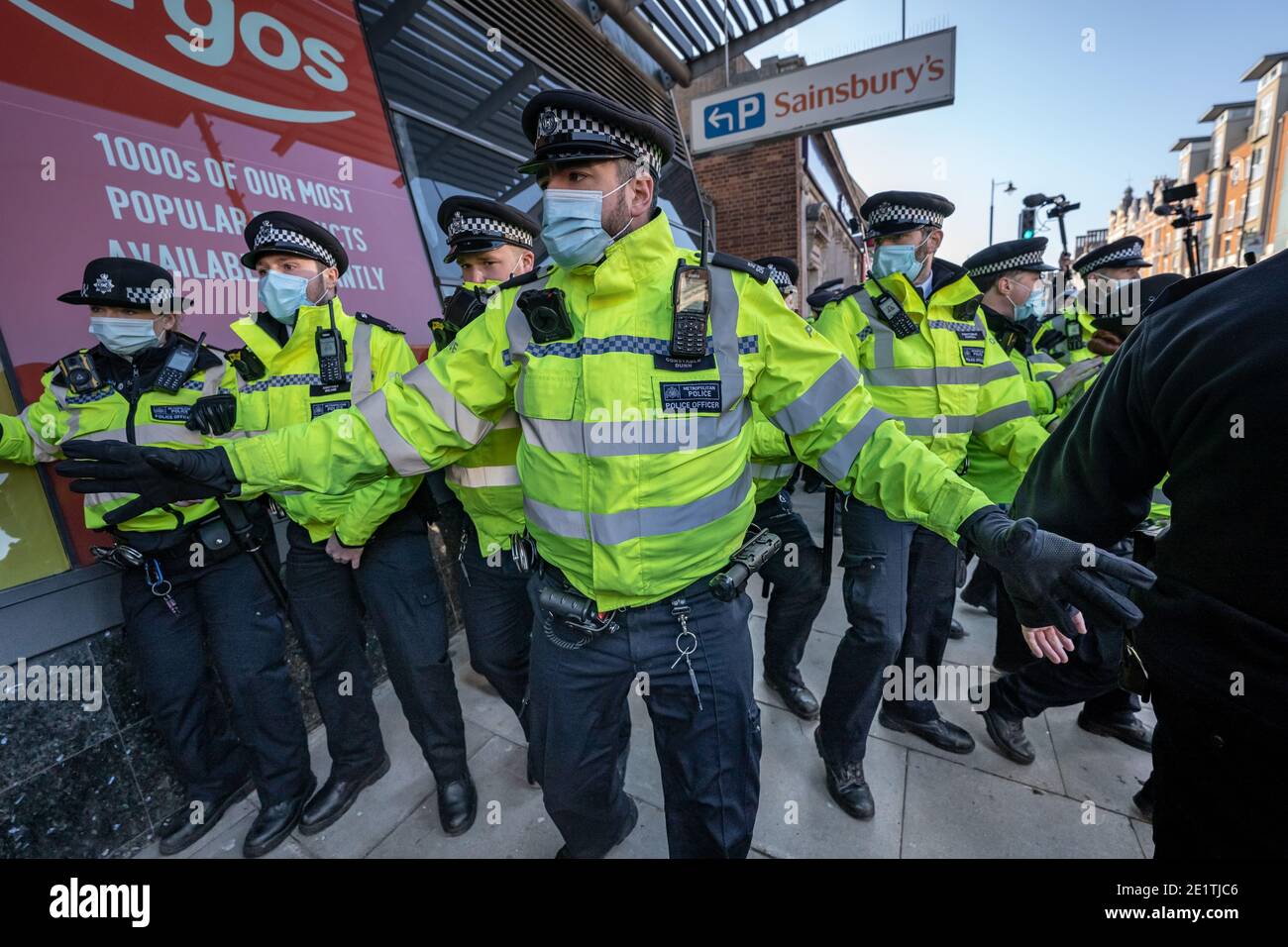 Coronavirus: Des arrestations sont effectuées au cours d'une tentative de rassemblement anti-verrouillage à Clapham Common contre les restrictions actuelles du gouvernement COVID19, Royaume-Uni. Banque D'Images