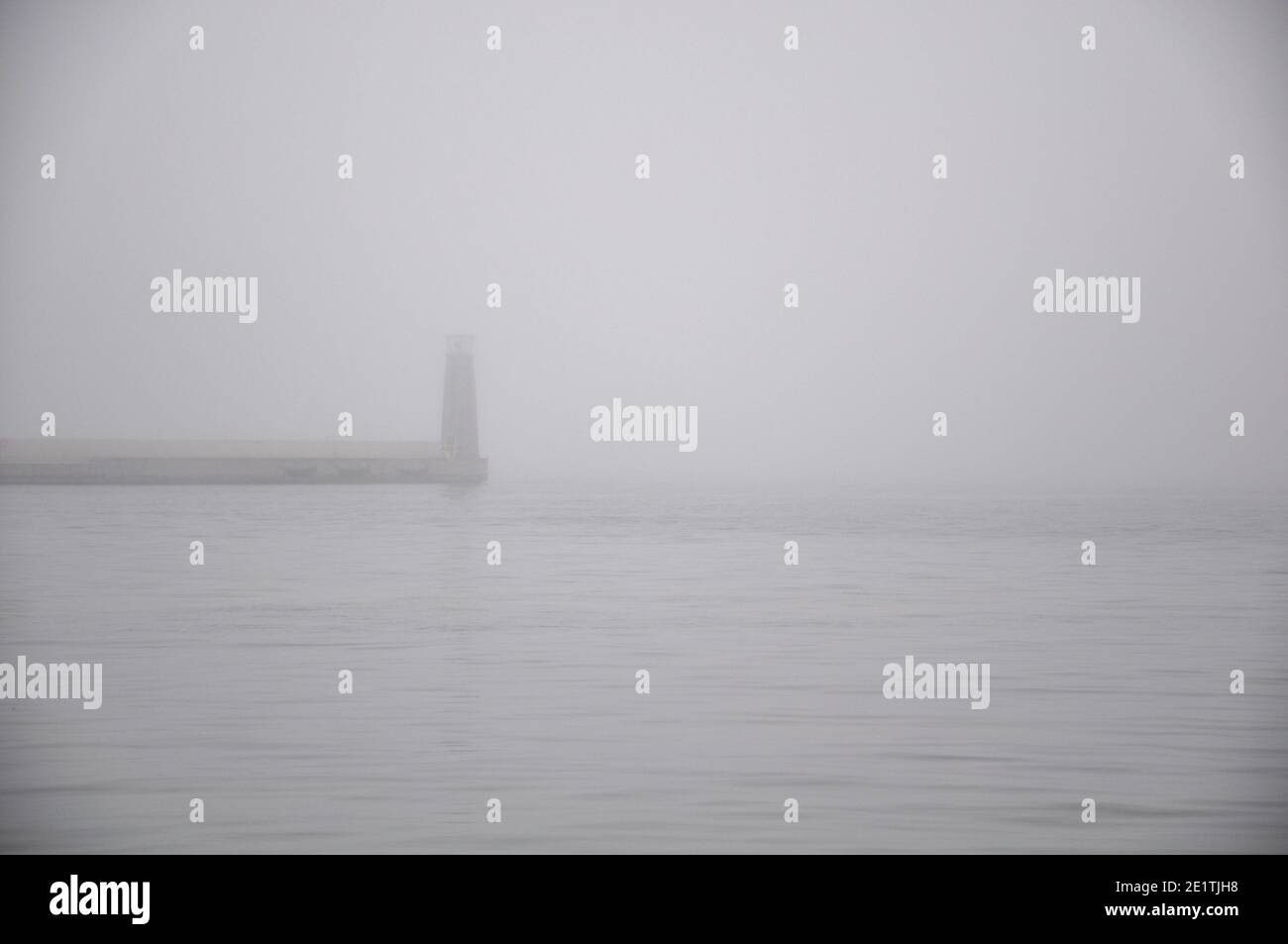 Phare en journée de brouillard sur la mer Baltique. Banque D'Images