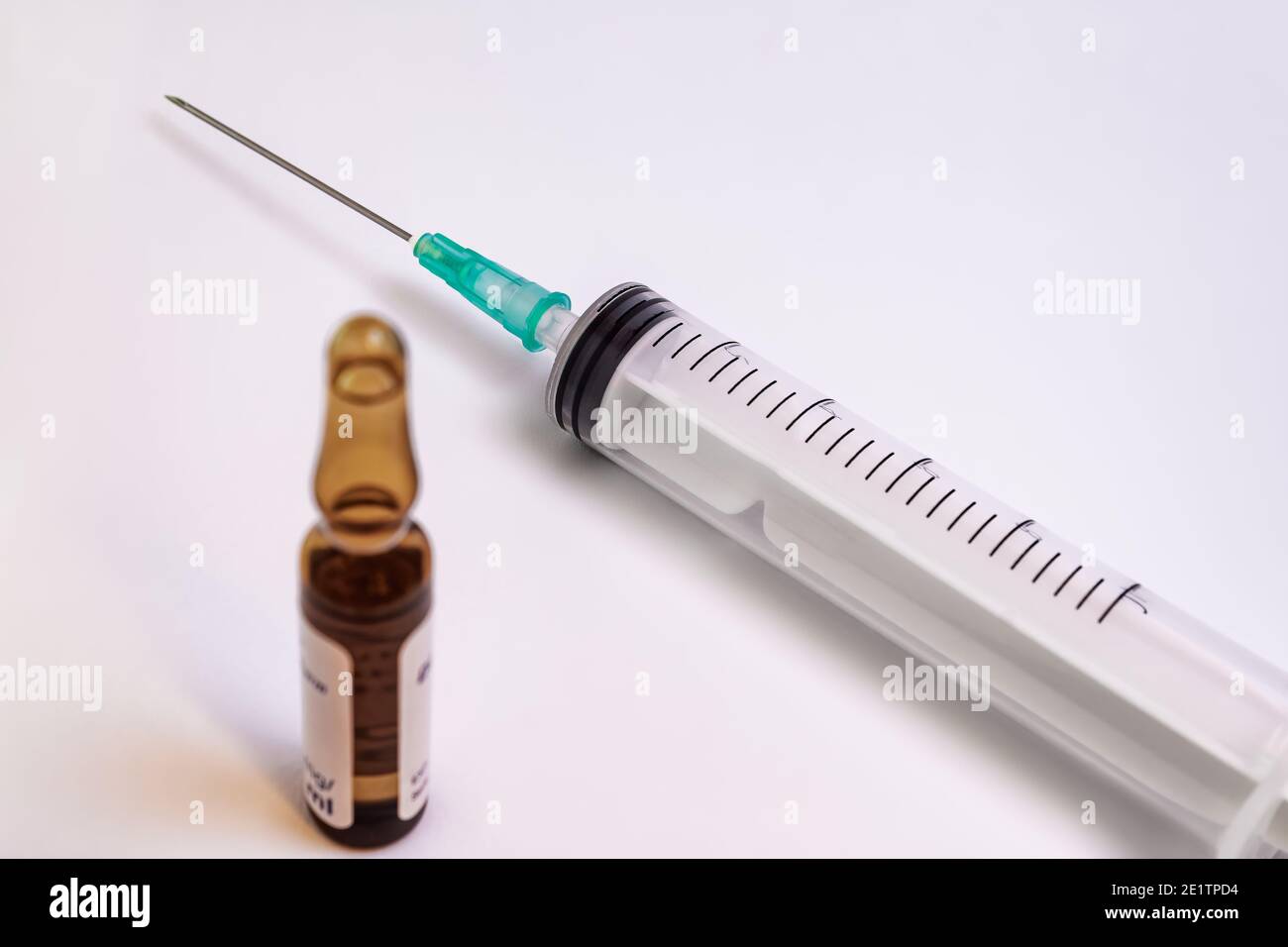 Aiguille de seringue et flacon de médicament sur fond blanc Photo Stock -  Alamy