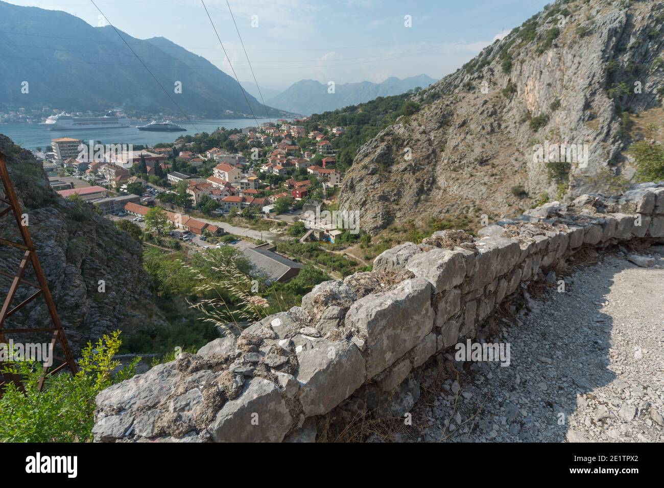 La magnifique baie de Kotor est visible depuis l'ancien sentier sinueux qui mène dans les montagnes derrière la vieille ville forteresse. Banque D'Images