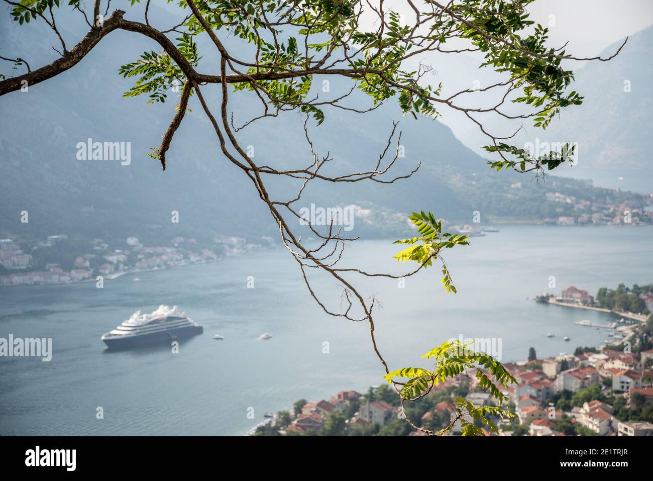 La magnifique baie de Kotor est visible depuis l'ancien sentier sinueux qui mène dans les montagnes derrière la vieille ville forteresse. Banque D'Images