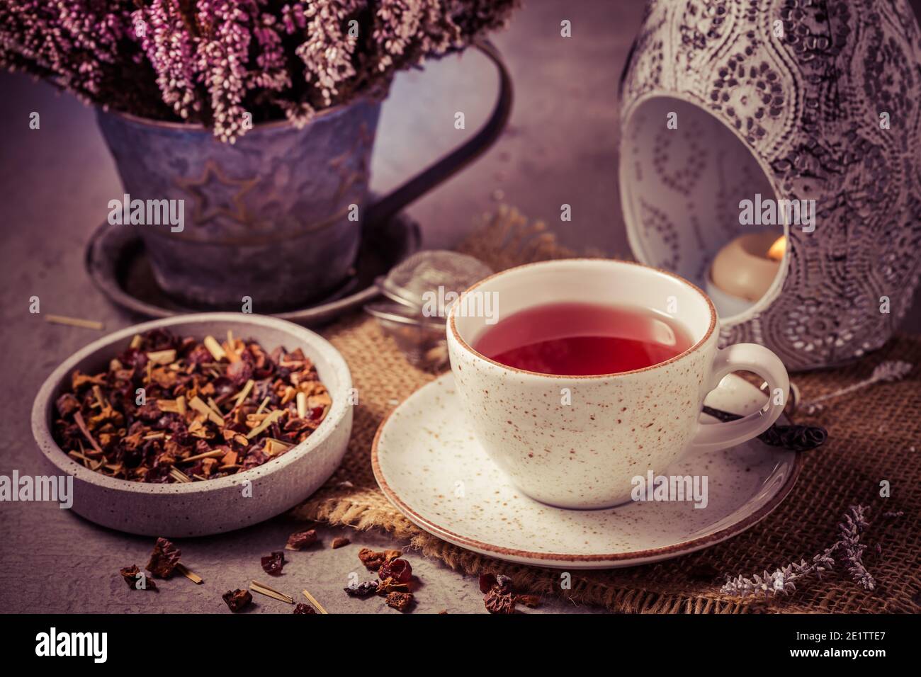 Tasse de thé aux fruits avec feuilles de thé séchées dans le millésime regardez Banque D'Images
