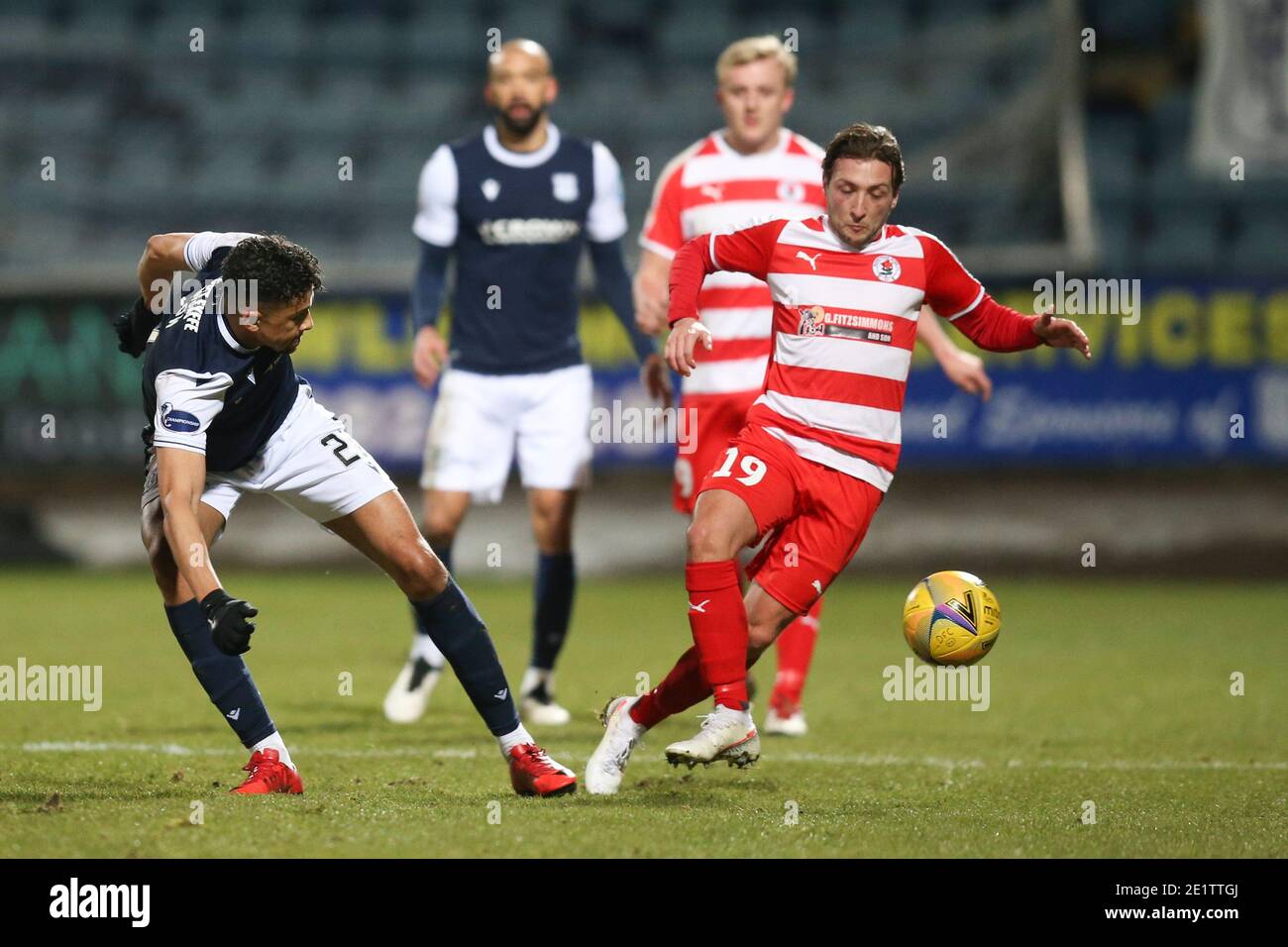 Dens Park, Dundee, Royaume-Uni. 9 janvier 2021. Scottish Cup football, Dundee FC versus Bonnyrigg Rose Athletic ; Scott Gray de Bonnyrigg Rose Athletic dépasse Osman SOW de Dundee crédit : action plus Sports/Alay Live News Banque D'Images