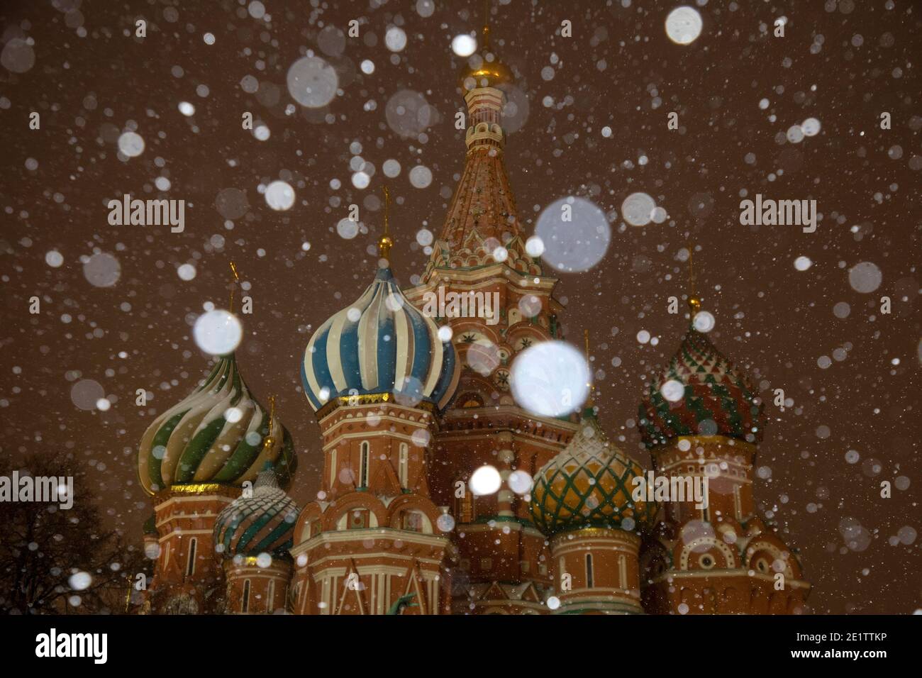 Vue sur le Kremlin et la cathédrale Saint-Basil sur la place Rouge lors d'une chute de neige anormale à Moscou, en Russie Banque D'Images