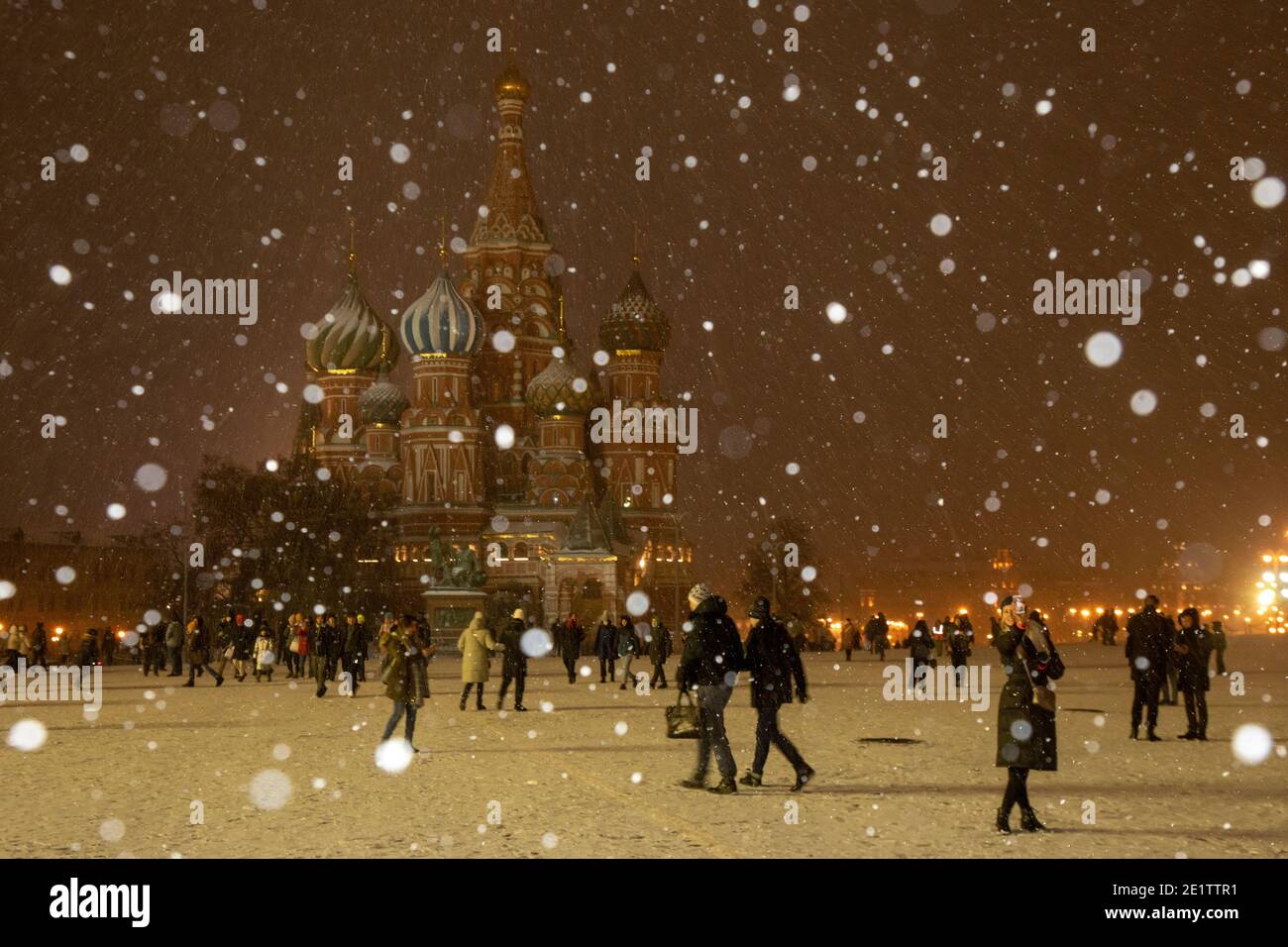 Moscou, Russie. 22 novembre 2020 vue de la place Rouge et de la cathédrale Saint-Basile lors d'une chute de neige anormale à Moscou, en Russie Banque D'Images