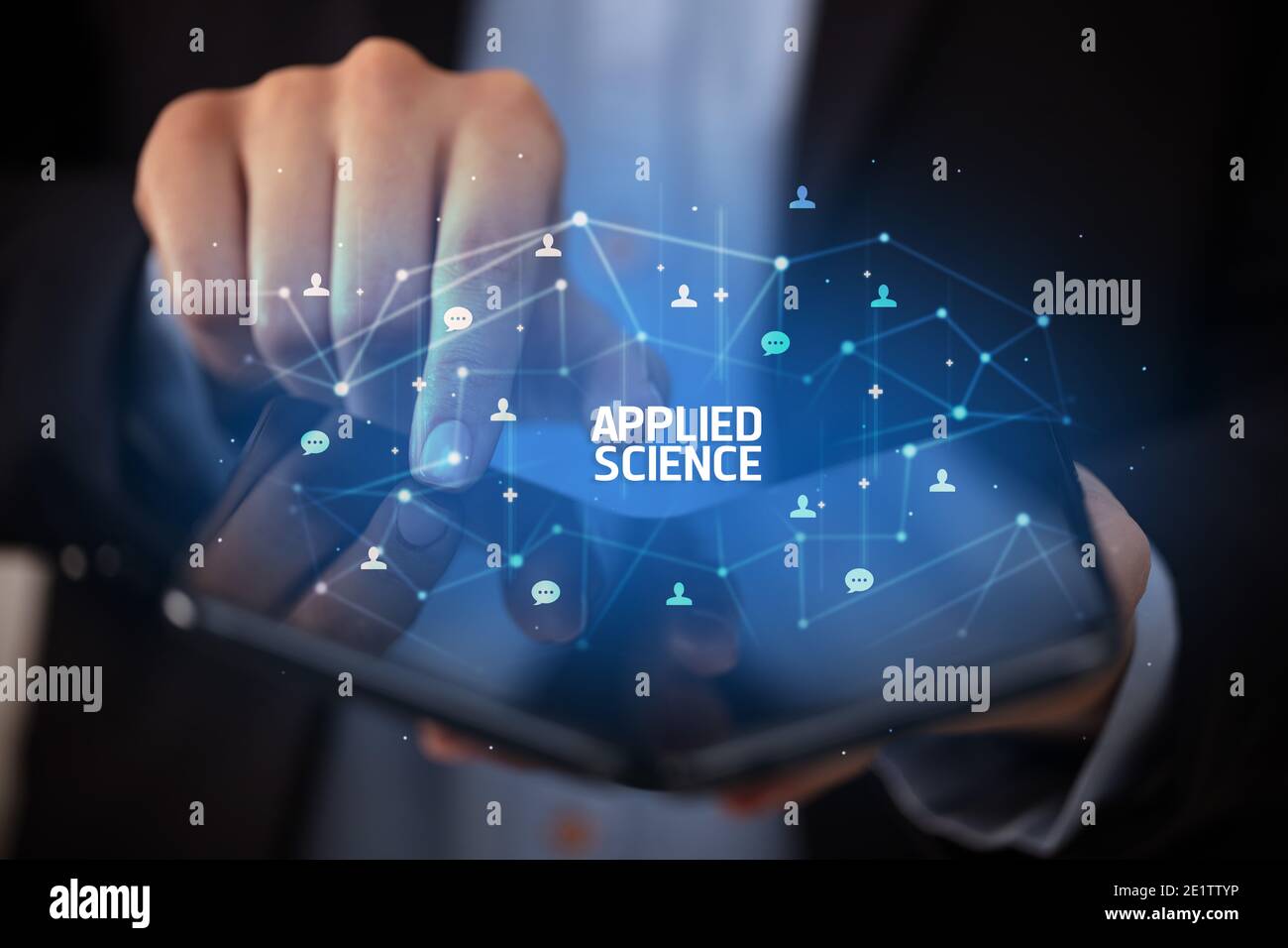 Businessman holding un smartphone avec la science appliquée, la nouvelle technologie d'inscription concept Banque D'Images
