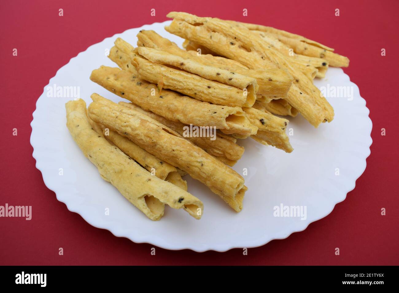 Cuisine gujarati en-cas très prisée petit déjeuner. Préparé avec de la farine de graminée et frit. Vue latérale. Délicieux en-cas indiens servis au moment de la dégustation pendant le festiva Banque D'Images