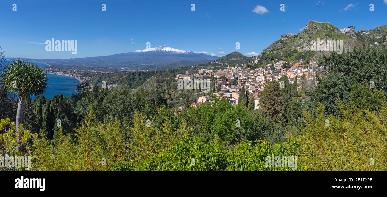 Taormine et Mt. L'Etna dans le bacground - Sicile. Banque D'Images