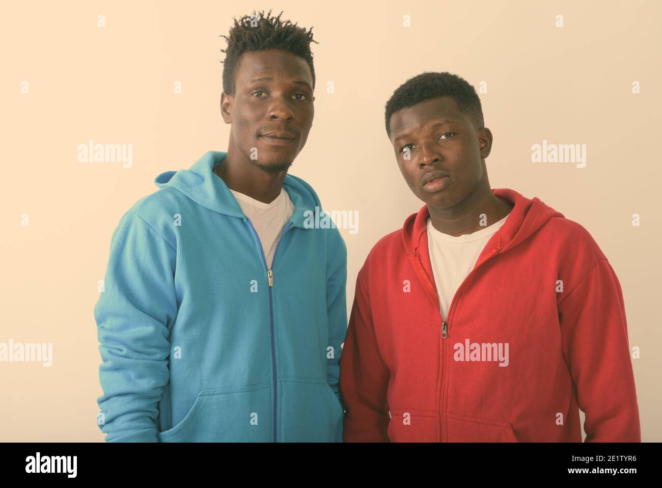 Portrait de deux jeunes amis de l'Afrique noire à l'arrière-plan blanc Banque D'Images