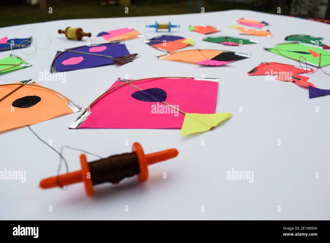 Mini-petits cerfs-volants avec une petite bobine de rouleaux de fil, Patang avec manjha firki pour ce festival indien de cerf-volant de makar sankranti Banque D'Images