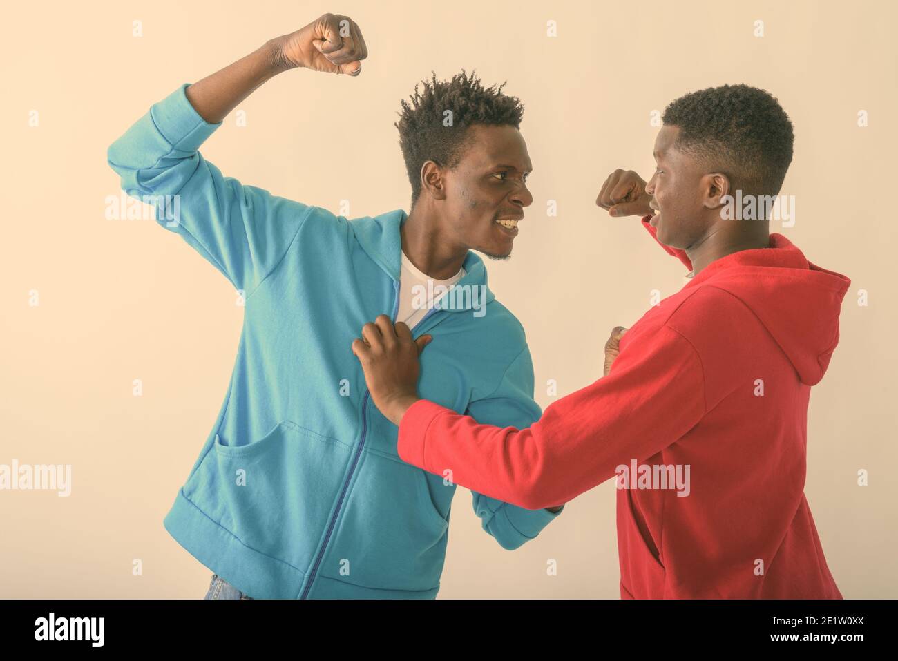 Portrait de deux jeunes amis de l'Afrique noire qui se battent contre l'arrière-plan blanc Banque D'Images