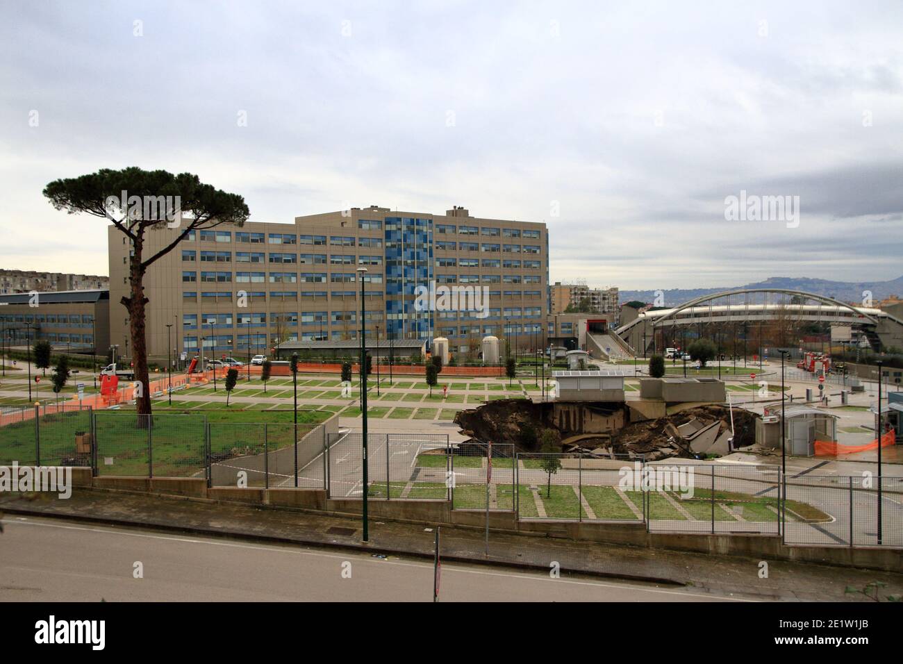 Naples, Italie. 08 janvier 2021. Le matin du 08 janvier, un rugissement bruyant a été ressenti à l'hôpital maritime de Naples, dans la région de Ponticelli. Donner dans, provoque certainement l'infiltration d'eau, a été une partie du stationnement de l'hôpital. Avalez trois voitures tôt le matin à ce point.UN gouffre, selon le service des incendies, environ deux mille mètres carrés de large et vingt mètres de profondeur.l'ensemble du stationnement a été soumis à la saisie criminelle par l'autorité judiciaire, pour l'enquête sur les maisons de la catastrophe. Crédit : Pacific Press Media production Corp./Alay Live News Banque D'Images