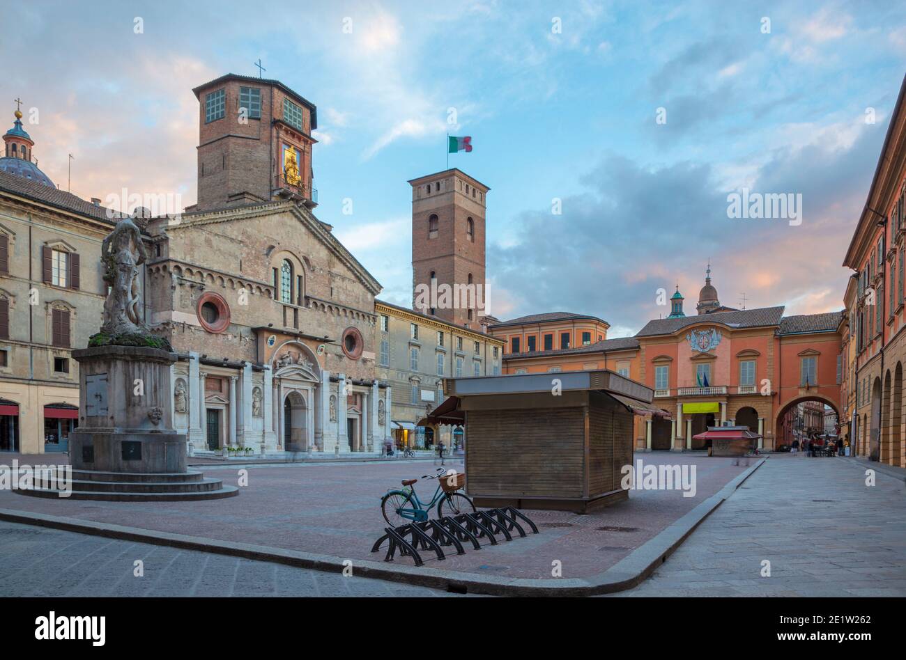 Reggio Emilia - La place Piazza del Duomo au crépuscule. Banque D'Images