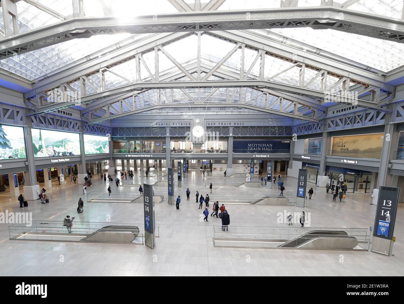 New York, États-Unis. 09e janvier 2021. Les voyageurs se promeuneraient dans le hall du train Moynihan récemment ouvert, juste en face de la gare Penn de New York, à New York, le samedi 9 janvier 2021. Le Moynihan train Hall a ouvert ses portes le nouvel an 2020, en expansion de Penn Station à Midtown Manhattan. Le projet de près de 2 milliards de dollars a transformé le bureau de poste du bâtiment James A. Farley, 100 ans, et a augmenté la taille de la station Penn existante. Photo de John Angelillo/UPI crédit: UPI/Alay Live News Banque D'Images