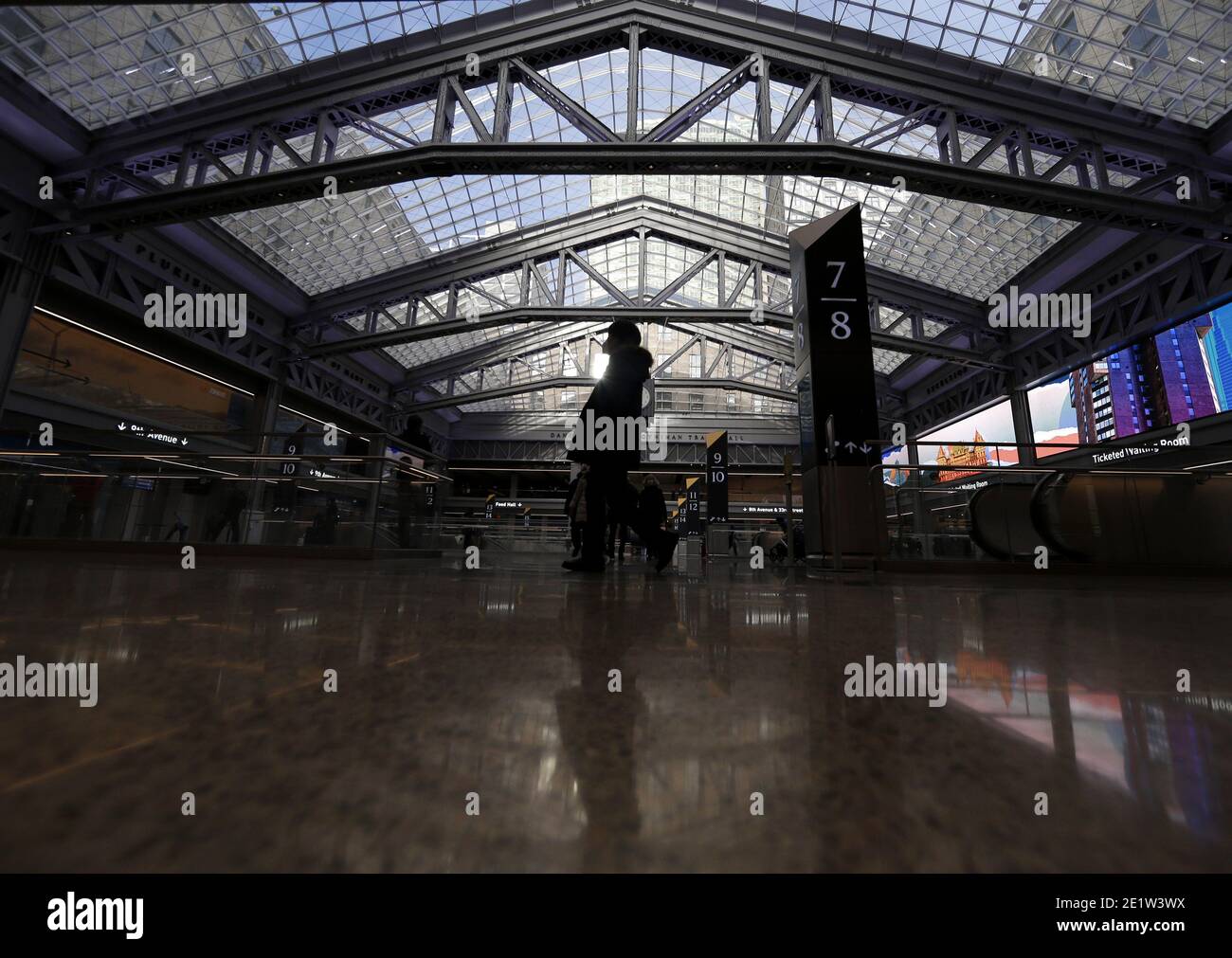 New York, États-Unis. 09e janvier 2021. Les voyageurs se promeuneraient dans le hall du train Moynihan récemment ouvert, juste en face de la gare Penn de New York, à New York, le samedi 9 janvier 2021. Le Moynihan train Hall a ouvert ses portes le nouvel an 2020, en expansion de Penn Station à Midtown Manhattan. Le projet de près de 2 milliards de dollars a transformé le bureau de poste du bâtiment James A. Farley, 100 ans, et a augmenté la taille de la station Penn existante. Photo de John Angelillo/UPI crédit: UPI/Alay Live News Banque D'Images