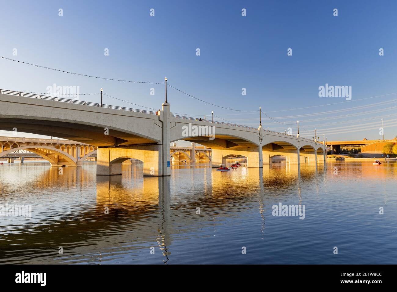 Vue au coucher du soleil sur le pont de la route rurale de Tempe Town Lake à Tempe, Arizona Banque D'Images