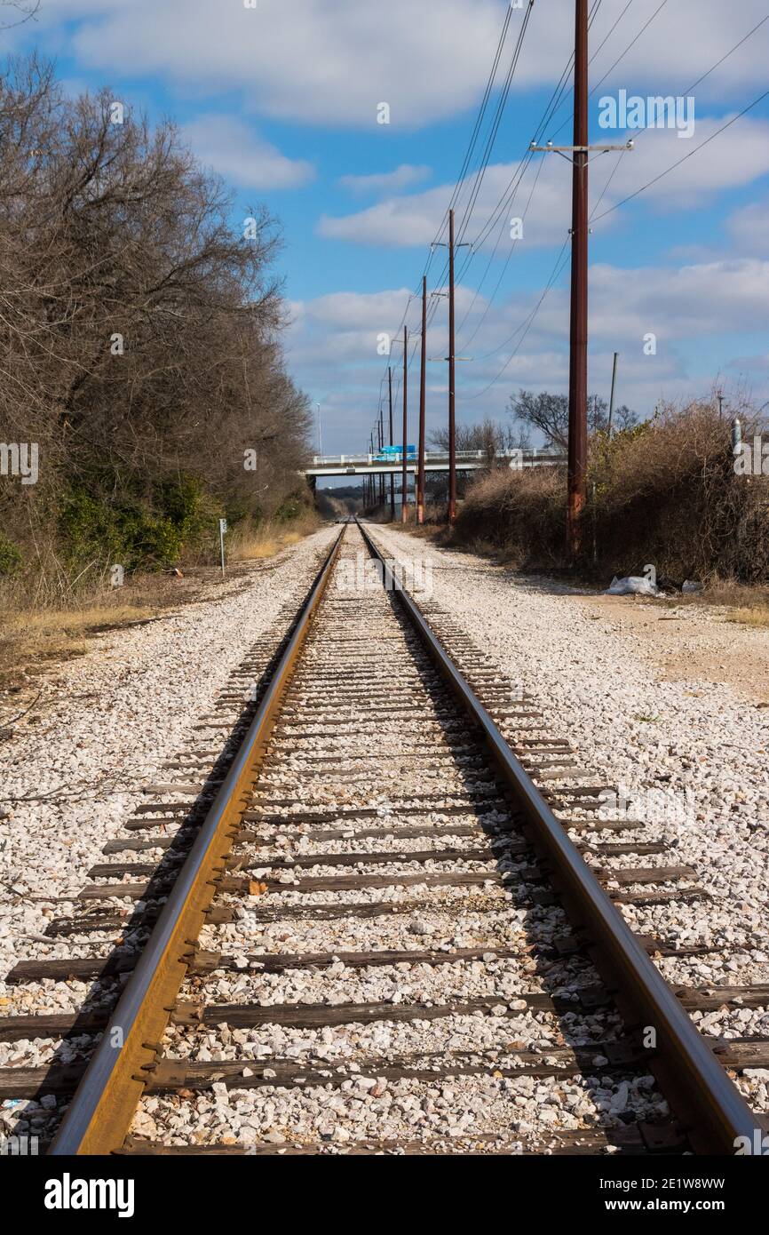 Voies de chemin de fer et ciel bleu et nuages Banque D'Images