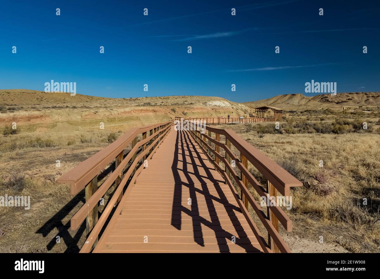 Promenade permettant aux personnes handicapées d'accéder au Red Gulch Dinosaur Tracksite sur le terrain BLM près de Graybull et Shell, Wyoming, États-Unis Banque D'Images